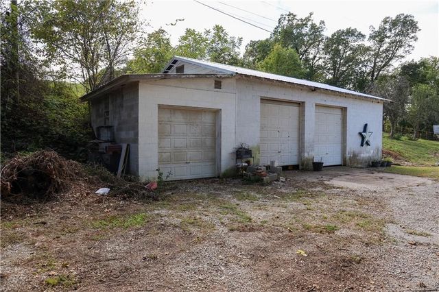 10693 Snavely Road, Elm Springs, AR 72762