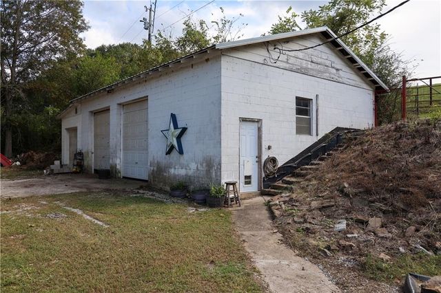 10693 Snavely Road, Elm Springs, AR 72762