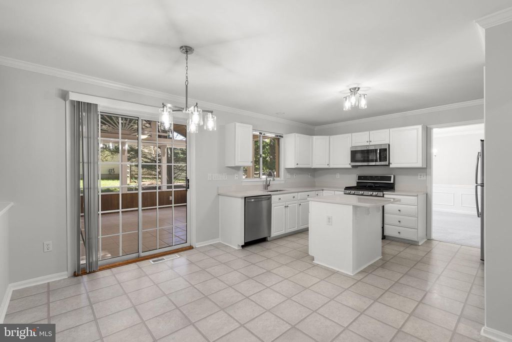 Image 12 of property listing at 2700 SNOWBERRY PL, Olney, MD 20832