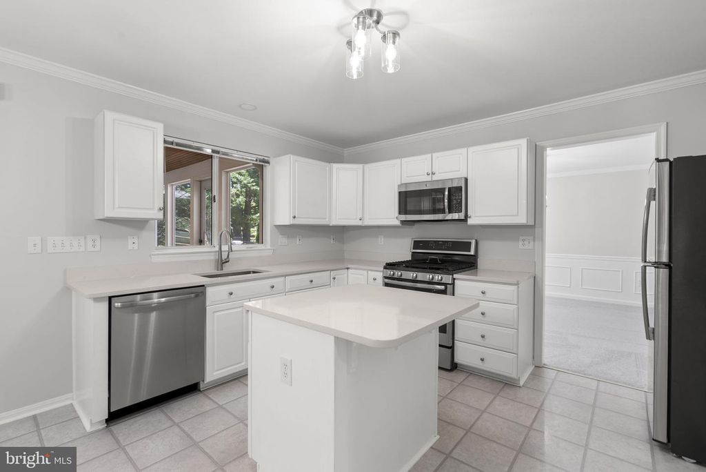 Image 14 of property listing at 2700 SNOWBERRY PL, Olney, MD 20832