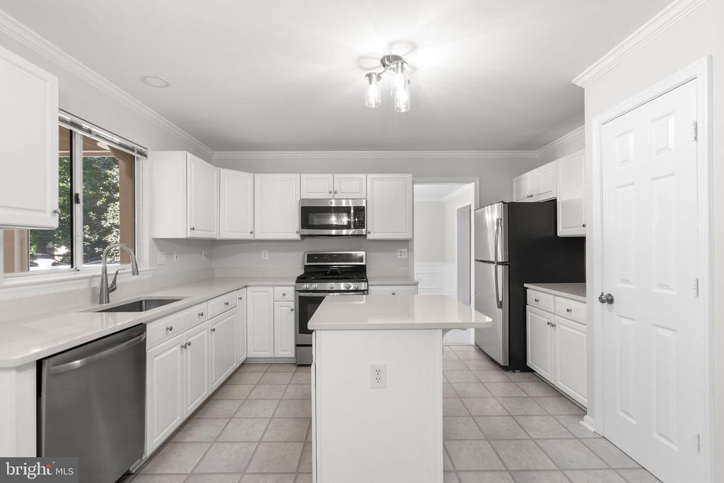 Image 15 of property listing at 2700 SNOWBERRY PL, Olney, MD 20832