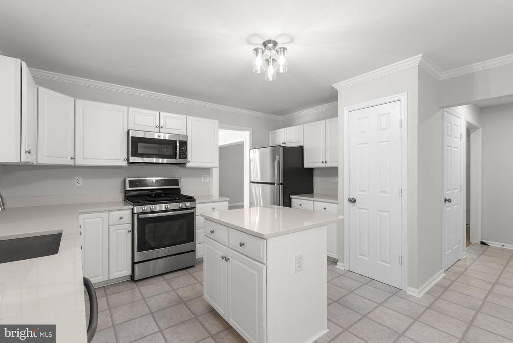 Image 16 of property listing at 2700 SNOWBERRY PL, Olney, MD 20832