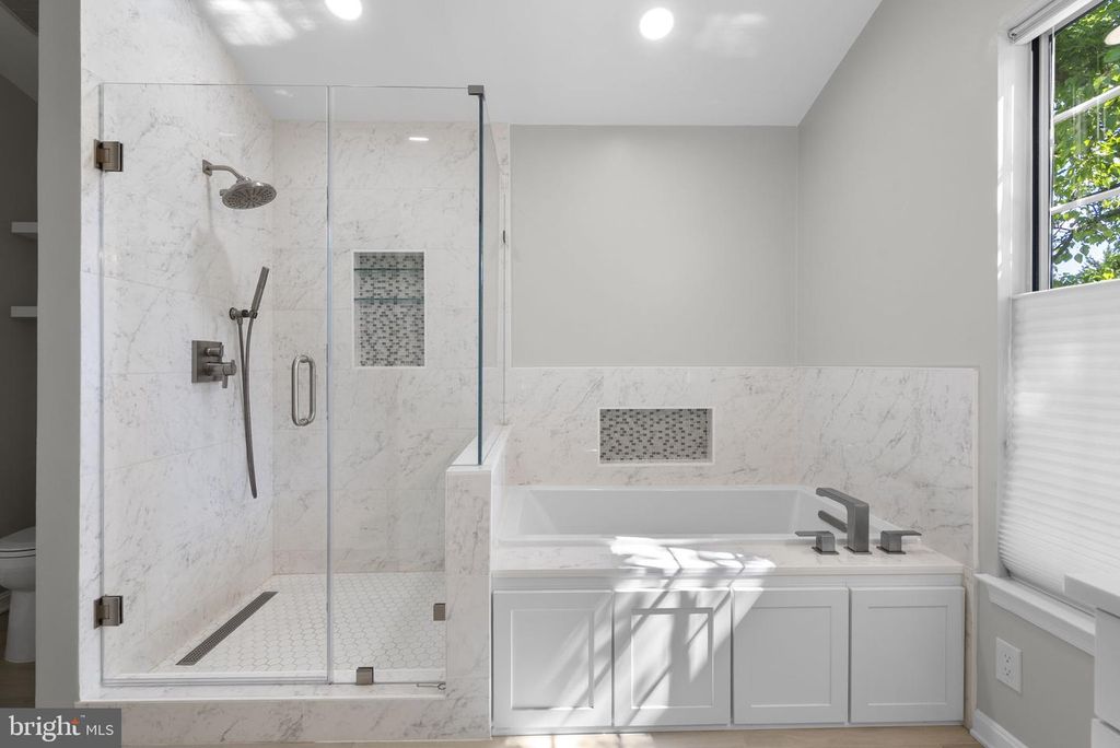 Image 27 of property listing at 2700 SNOWBERRY PL, Olney, MD 20832