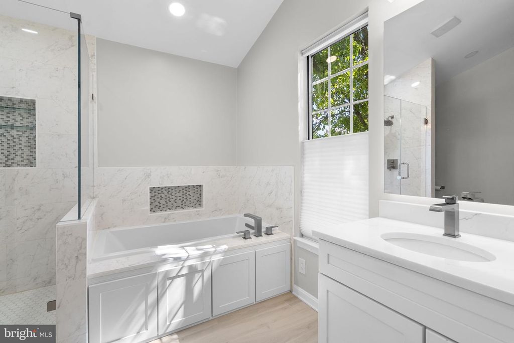 Image 28 of property listing at 2700 SNOWBERRY PL, Olney, MD 20832