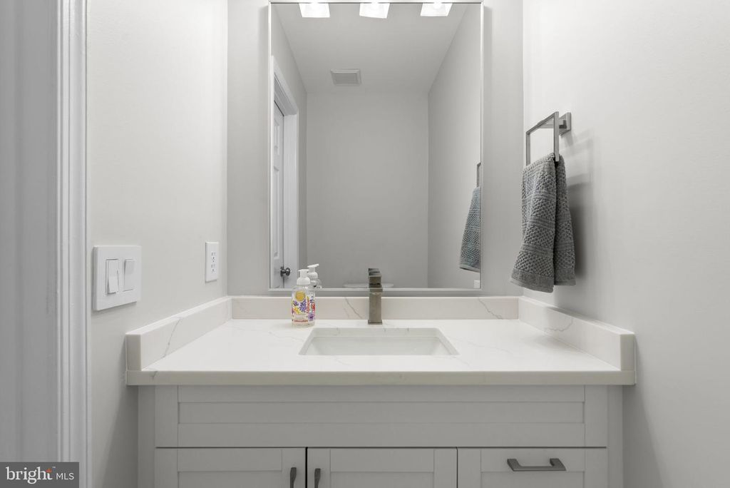 Image 35 of property listing at 2700 SNOWBERRY PL, Olney, MD 20832