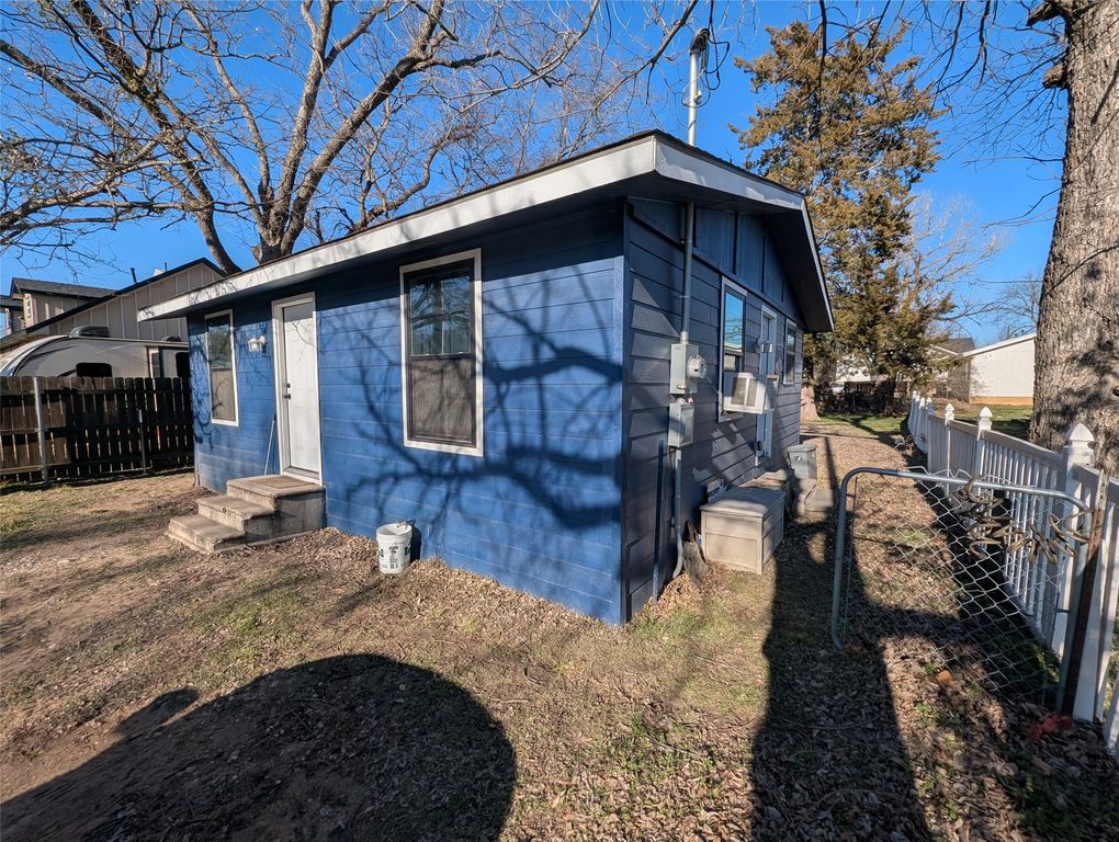 203 S Kouns Street, Cleburne, TX 76031 — photo 2