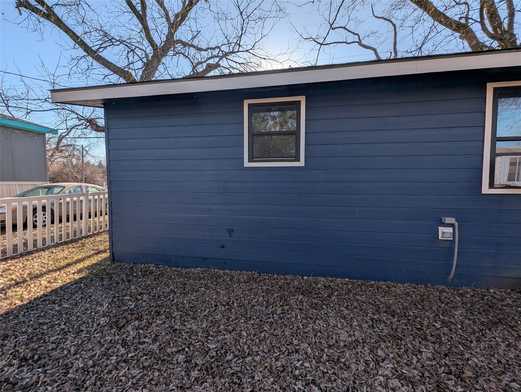 203 S Kouns Street, Cleburne, TX 76031 — photo 4