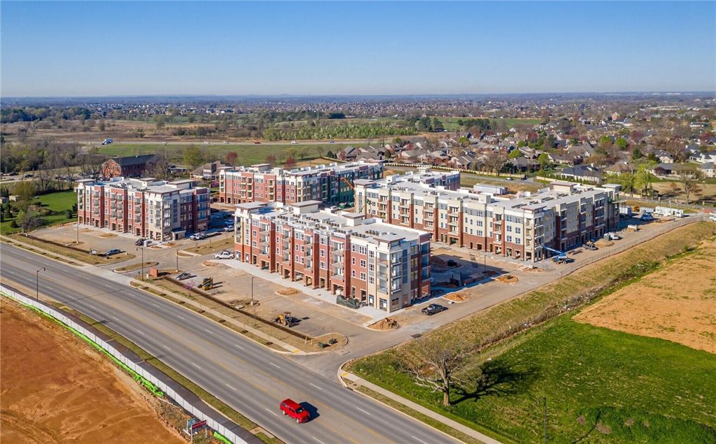 4600 S Pinnacle Hills Parkway B112, Rogers, AR 72758