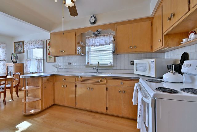 7421 W Oakton Street, Niles, IL 60714