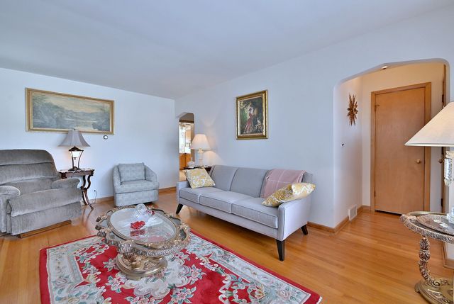 7421 W Oakton Street, Niles, IL 60714