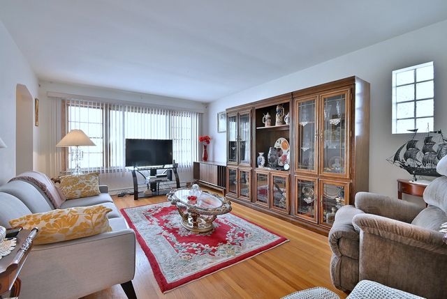 7421 W Oakton Street, Niles, IL 60714