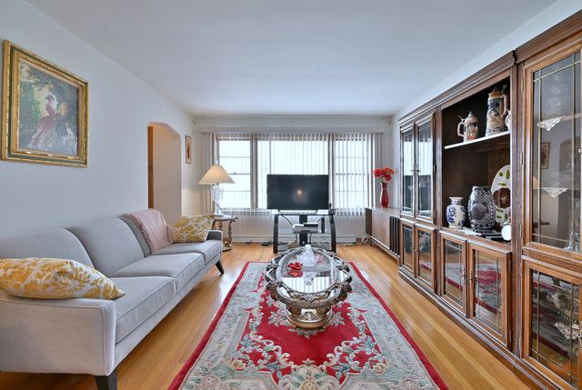 7421 W Oakton Street, Niles, IL 60714