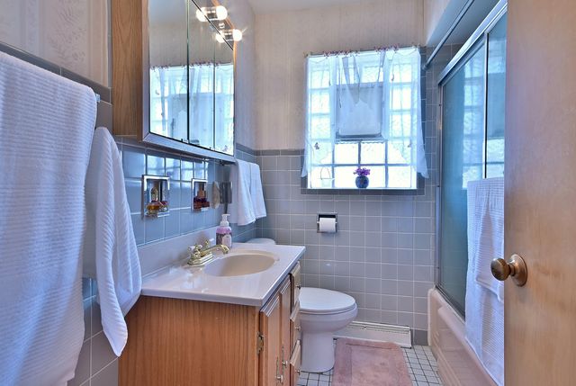 7421 W Oakton Street, Niles, IL 60714