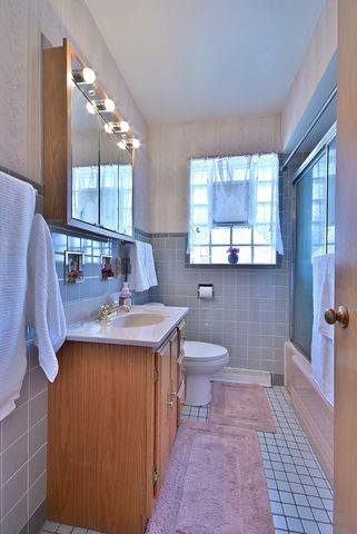 7421 W Oakton Street, Niles, IL 60714