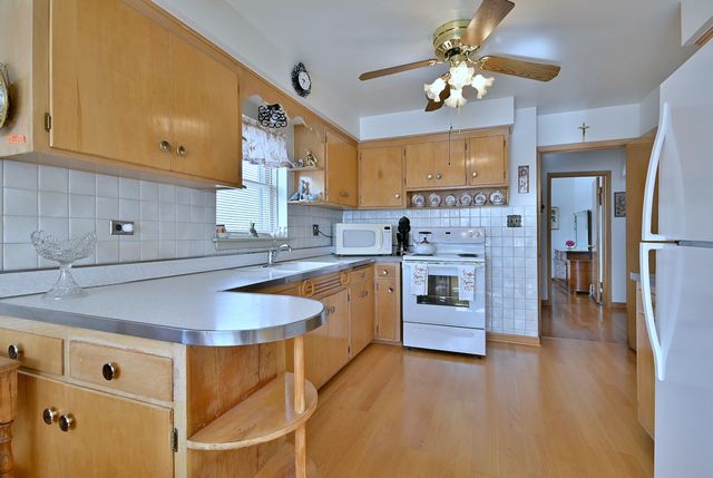 7421 W Oakton Street, Niles, IL 60714