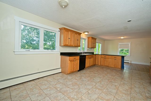 81 Seamans Road, New London, NH 03257