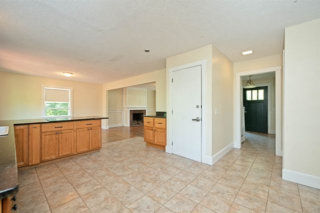 81 Seamans Road, New London, NH 03257