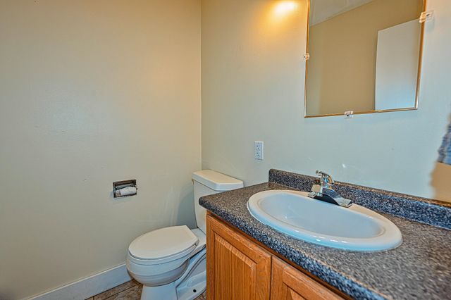 81 Seamans Road, New London, NH 03257