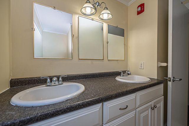81 Seamans Road, New London, NH 03257