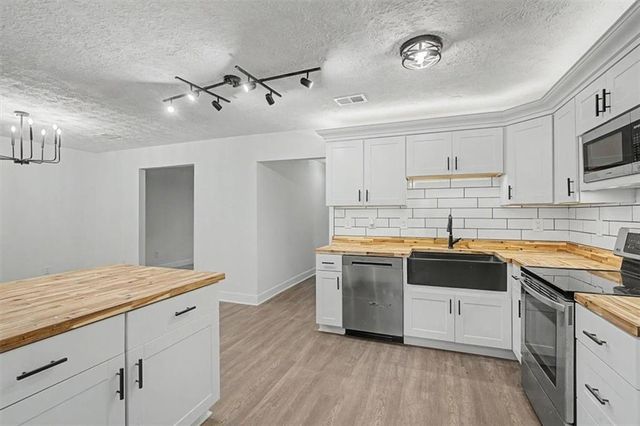 609 Woodknoll Court, Jonesboro, GA 30238