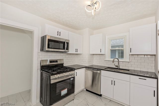 1049 Pembrook Road, Cleveland Heights, OH 44121