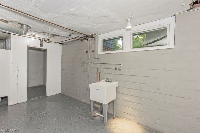 1049 Pembrook Road, Cleveland Heights, OH 44121