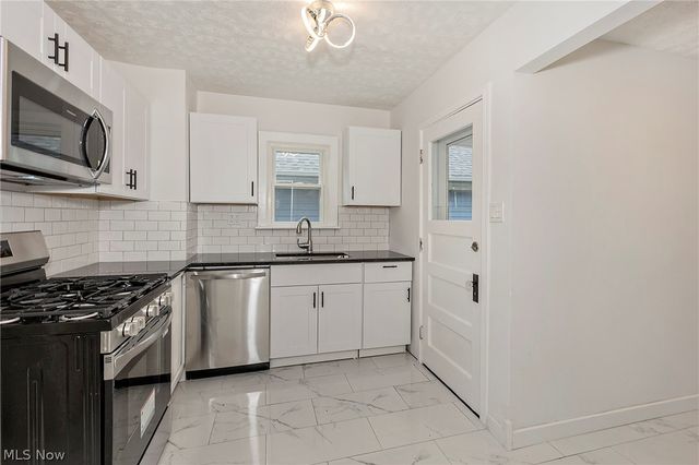1049 Pembrook Road, Cleveland Heights, OH 44121