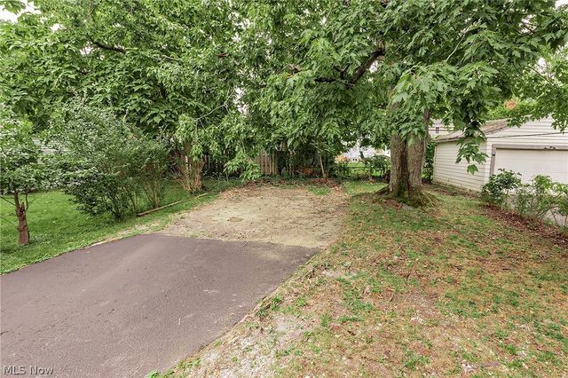 1049 Pembrook Road, Cleveland Heights, OH 44121