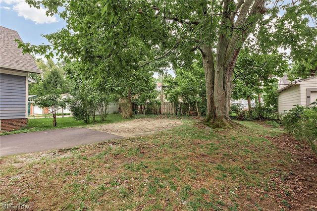 1049 Pembrook Road, Cleveland Heights, OH 44121
