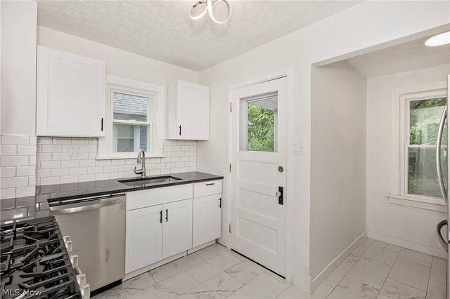 1049 Pembrook Road, Cleveland Heights, OH 44121