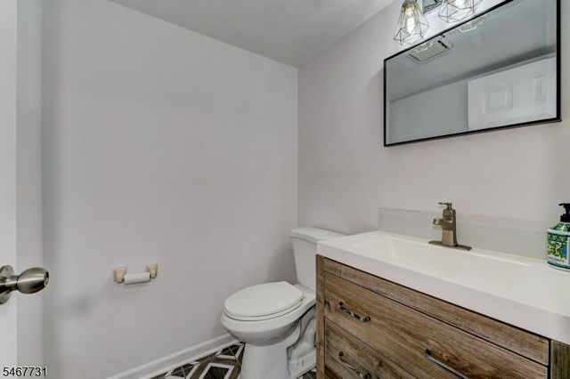 6 Jennifer Ct, Lebanon Boro, NJ 08833