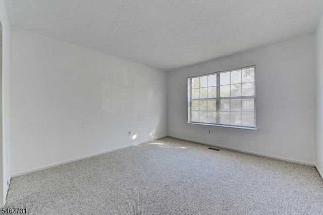 6 Jennifer Ct, Lebanon Boro, NJ 08833