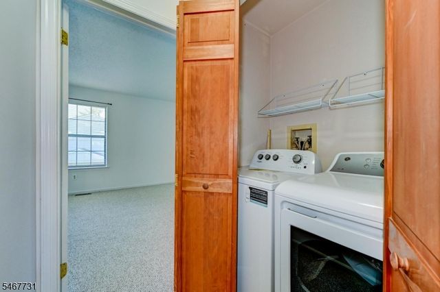 6 Jennifer Ct, Lebanon Boro, NJ 08833