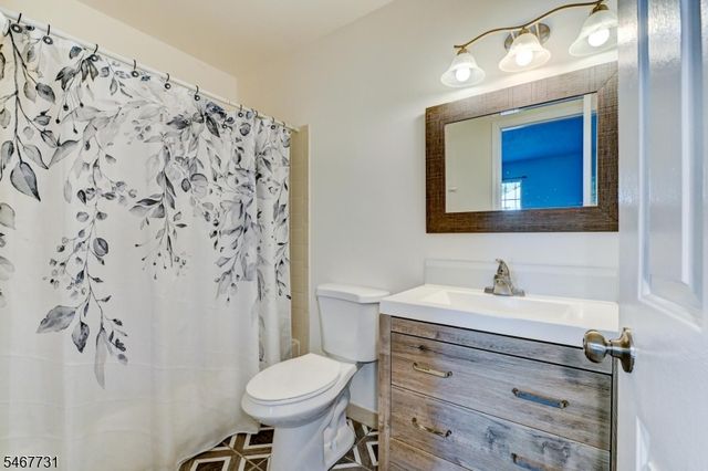 6 Jennifer Ct, Lebanon Boro, NJ 08833