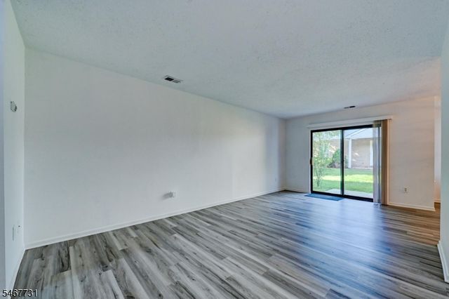 6 Jennifer Ct, Lebanon Boro, NJ 08833