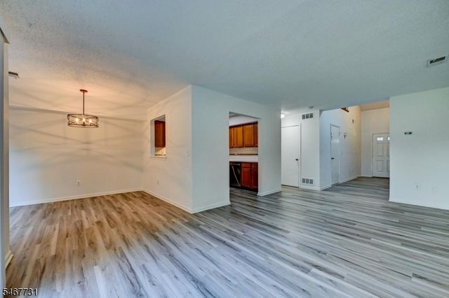 6 Jennifer Ct, Lebanon Boro, NJ 08833