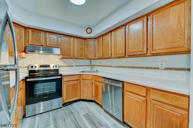 6 Jennifer Ct, Lebanon Boro, NJ 08833