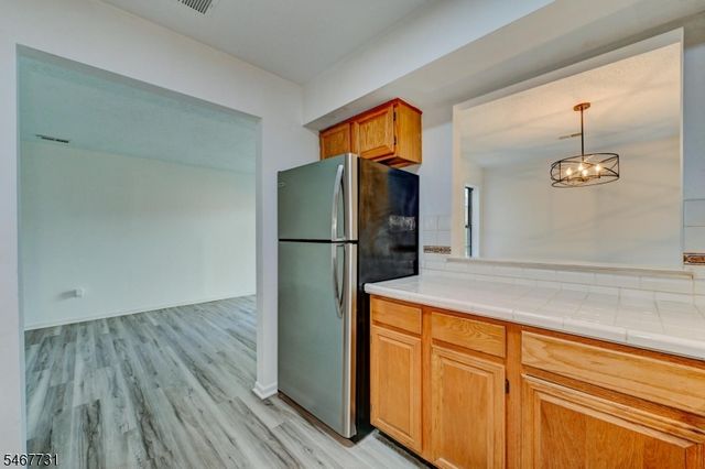 6 Jennifer Ct, Lebanon Boro, NJ 08833