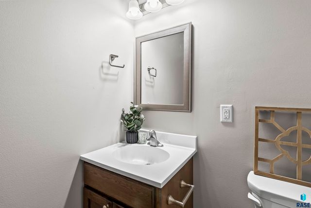 222 Ivy Ln Lane, Crooks, SD 57020