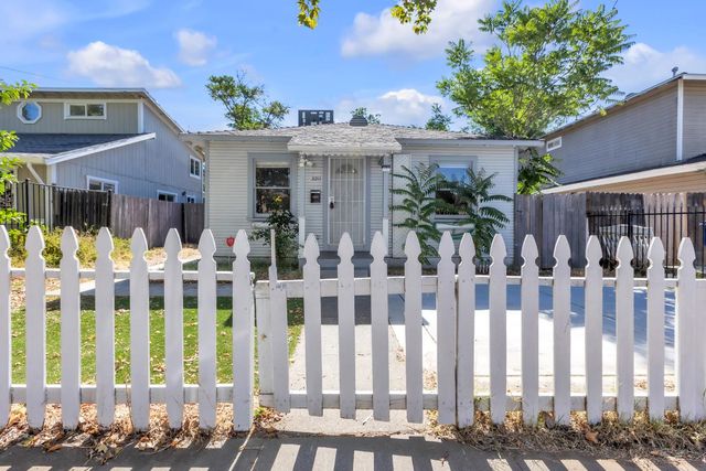 3211 32nd St, Sacramento, CA 95817