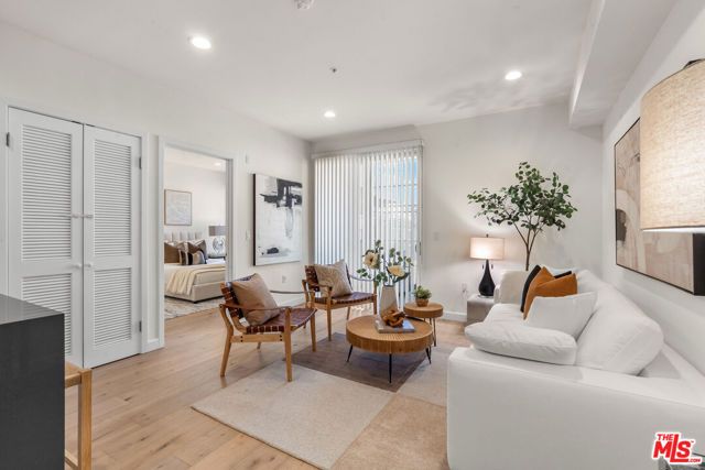 105 S Mariposa Avenue 202, Los Angeles, CA 90004