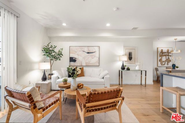 105 S Mariposa Avenue 202, Los Angeles, CA 90004