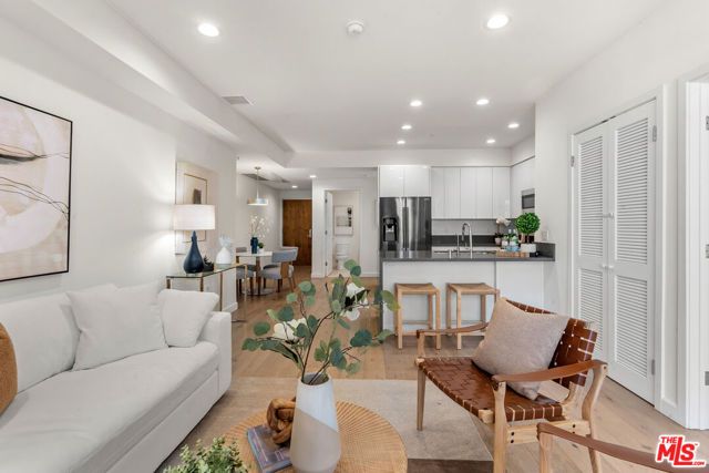 105 S Mariposa Avenue 202, Los Angeles, CA 90004