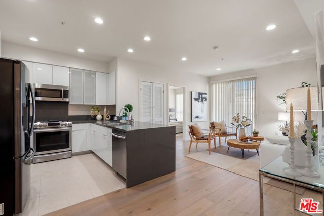 105 S Mariposa Avenue 202, Los Angeles, CA 90004