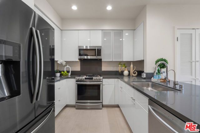 105 S Mariposa Avenue 202, Los Angeles, CA 90004