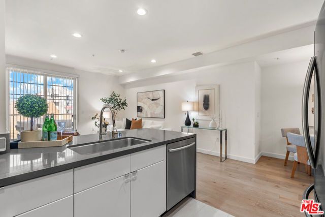 105 S Mariposa Avenue 202, Los Angeles, CA 90004