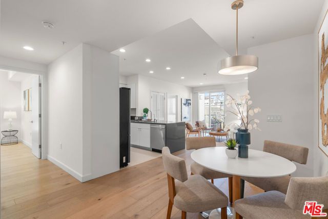 105 S Mariposa Avenue 202, Los Angeles, CA 90004