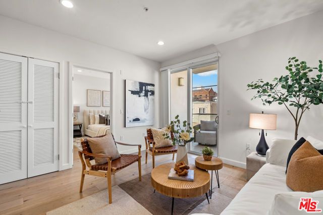 105 S Mariposa Avenue 202, Los Angeles, CA 90004