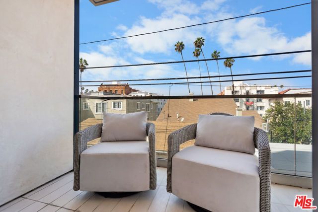 105 S Mariposa Avenue 202, Los Angeles, CA 90004