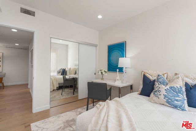 105 S Mariposa Avenue 202, Los Angeles, CA 90004